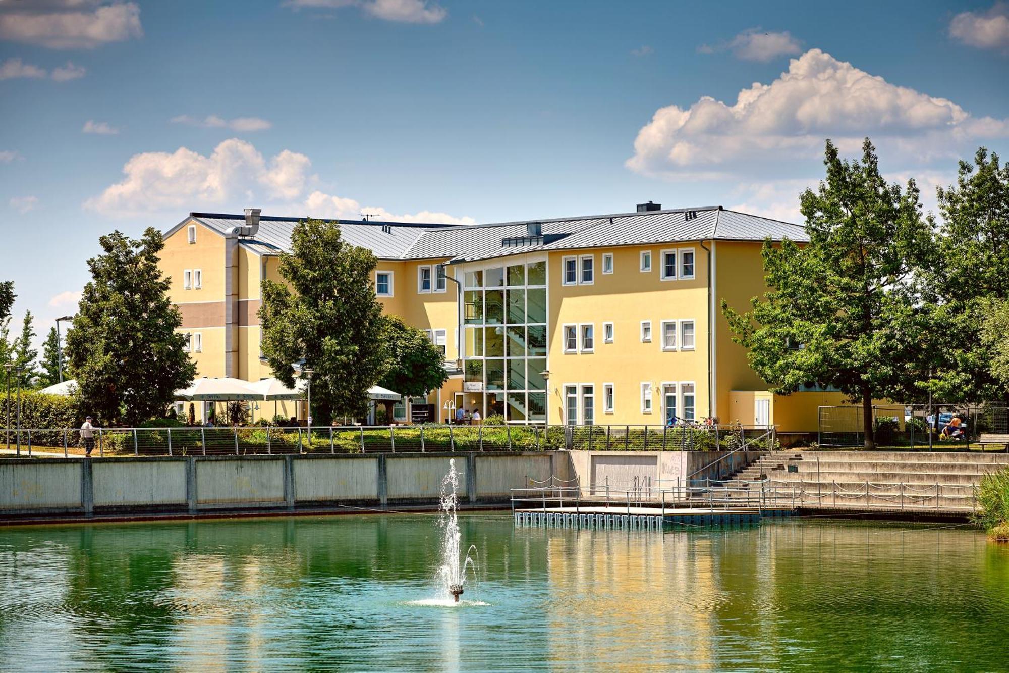 Hotel Am See Neutraubling Exterior foto